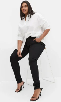 Asha Fit Skinny Leg Short Jean - black