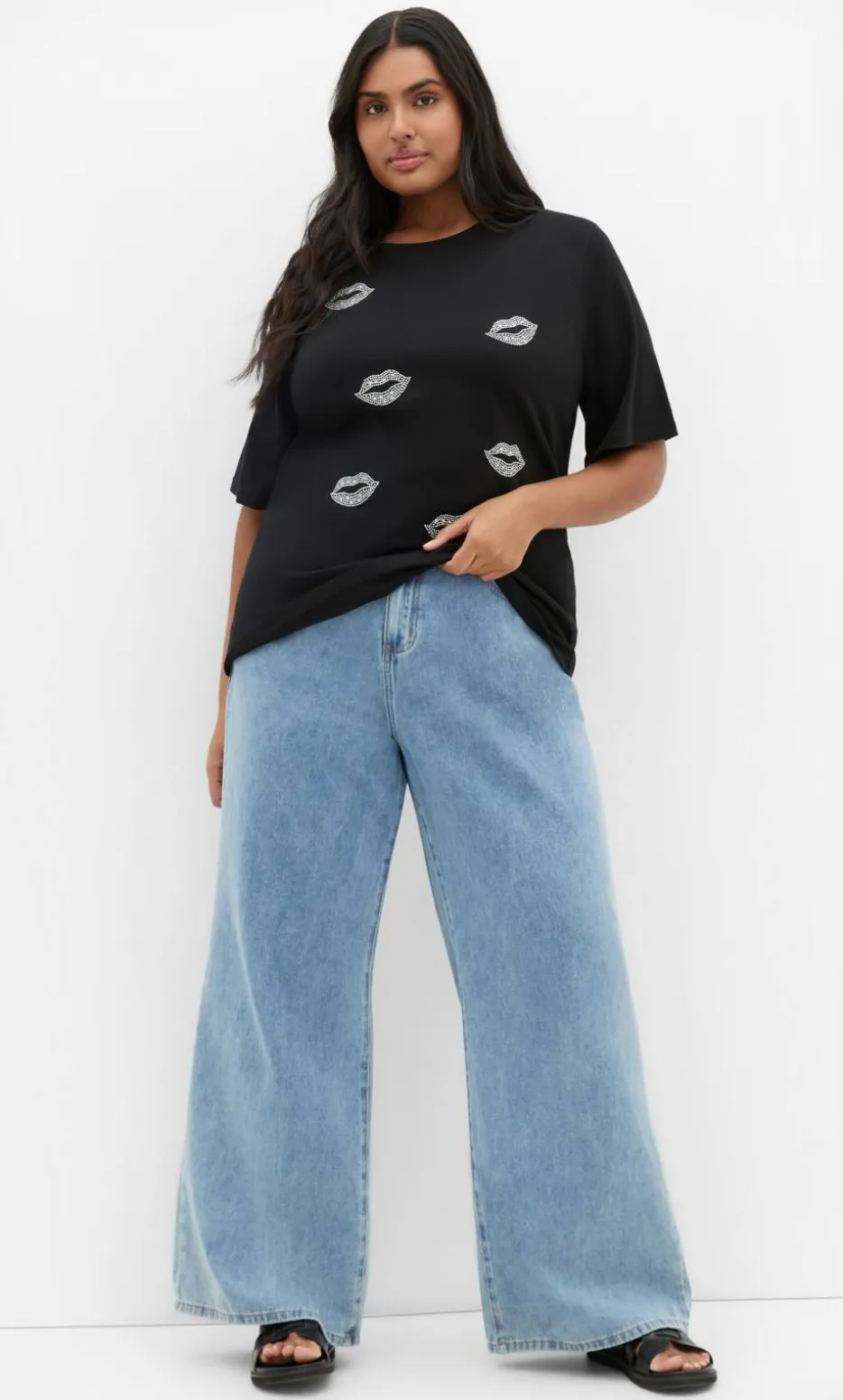Curved Hem Lip Tee - black