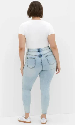 Harley Fit Karla Skinny Leg Short Jean - light wash