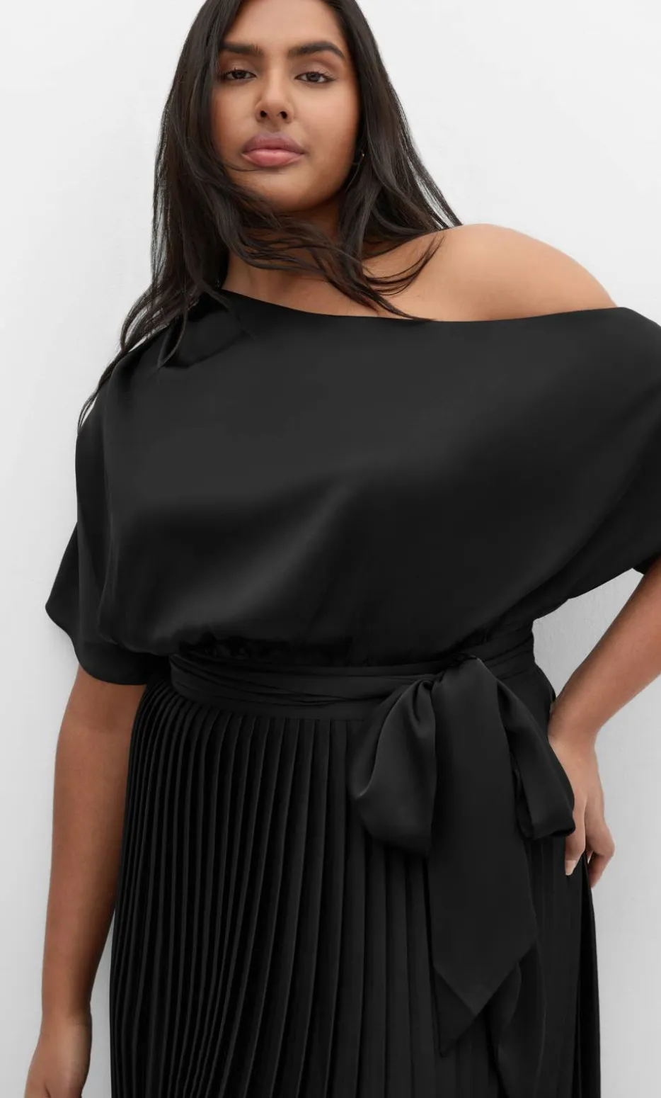 Payton Off Shoulder Pleat Midi Dress - black